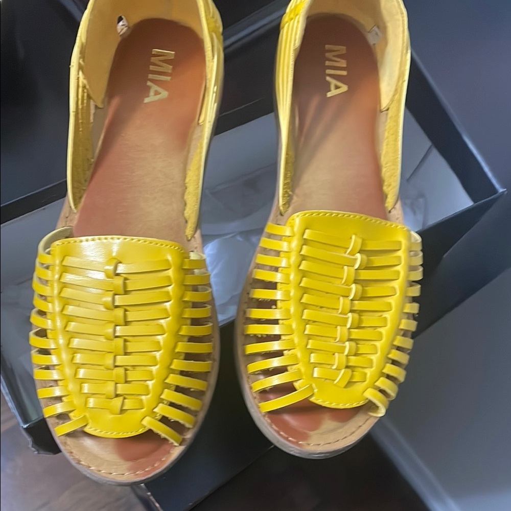 MIA Yellow Woven Sandals for Summer - Picture 2 of 6